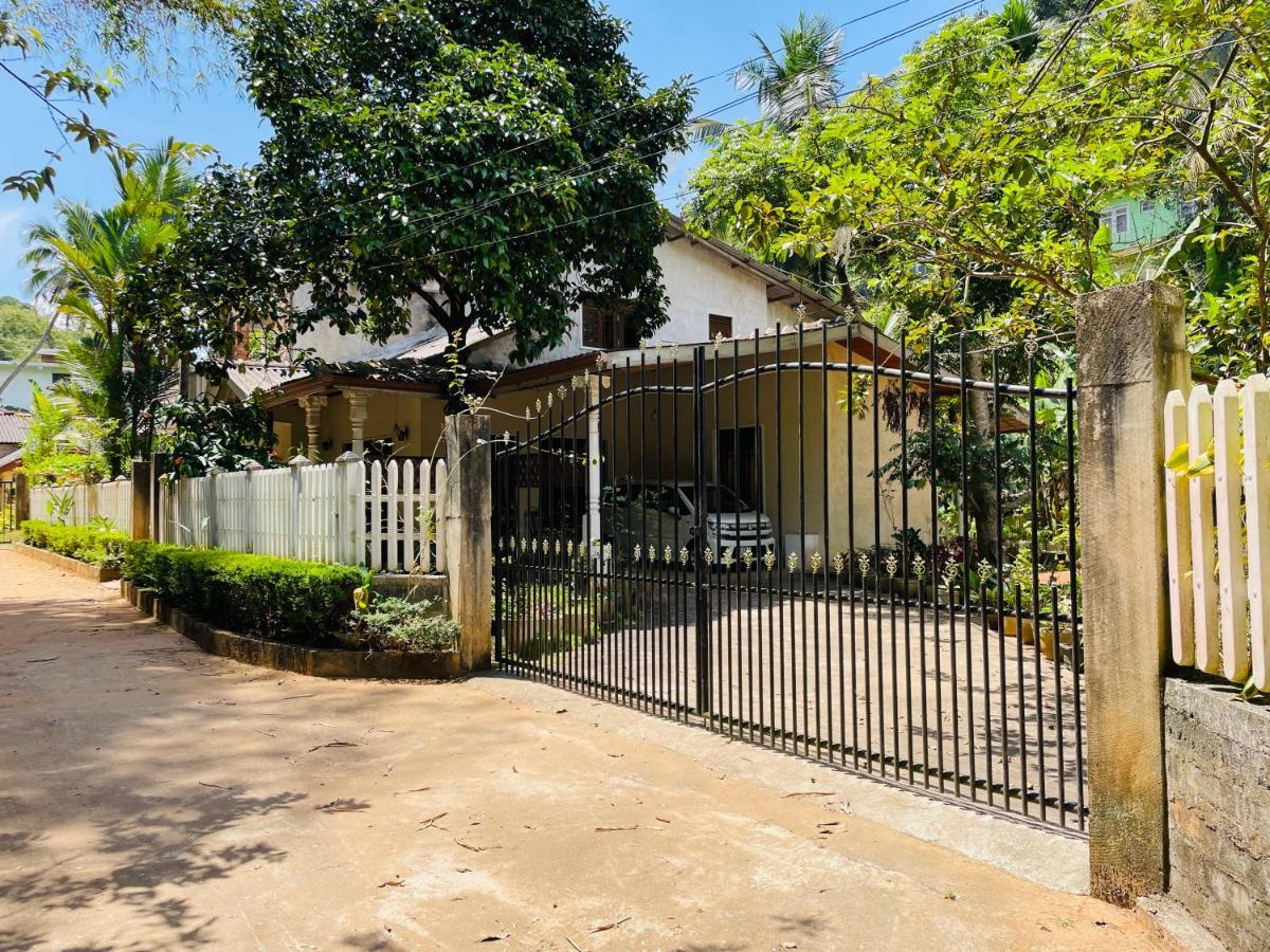 Unique Villa Kandy Esterno foto
