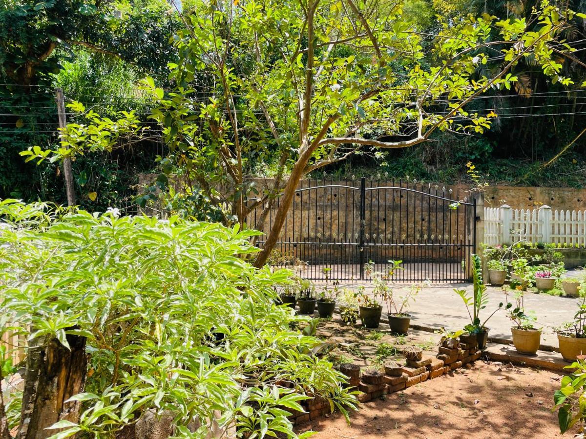 Unique Villa Kandy Esterno foto